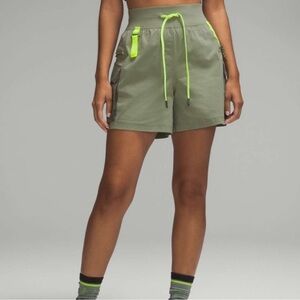 Lululemon MUlTI-POCKET CARGO HR HIKING SHORTS 5" Size 6
